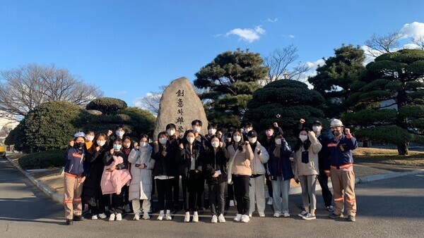 롯데이네오스화학의 인턴십에 참여한 울산대 학생들이 지난 20일 프로그램을 마치고 파이팅을 외치고 있다. 사진=울산대 제공