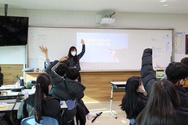 서해삼육중·고등학교 학생들이 삼육보건대가 마련한 ‘멘토링 교육봉사’ 반별 멘토링 프로그램에 참여하고 있다. 사진=삼육보건대 제공