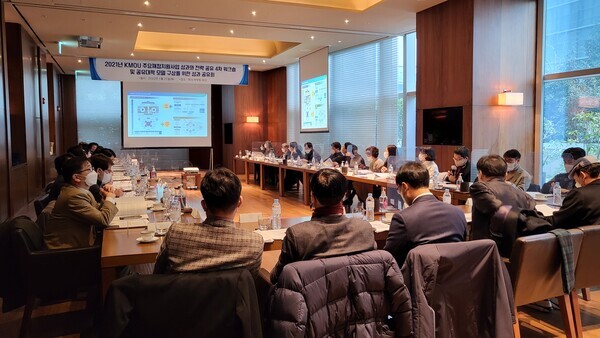 25일 진행된 KMOU 공·연·중 4차 워크숍 및 공유대학 모델 구상을 위한 성과공유회 참석자들이 의견을 나누고 있다. 사진=한국해양대 제공