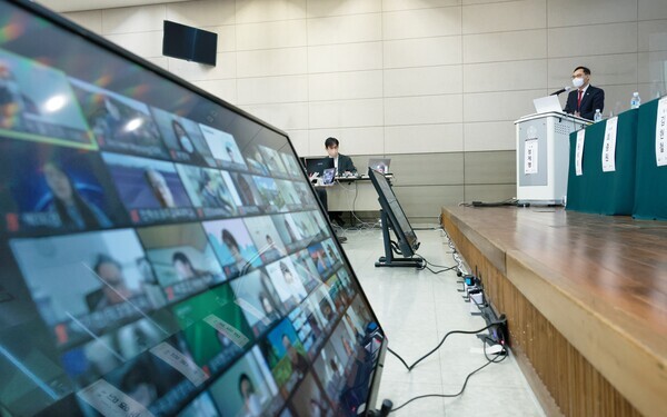 27일 온·오프라인으로 열린 '인공지능교육 활성화 100인 포럼' 모습. 정제영 이화여대 미래교육연구소장의 사회 아래 온라인 참석자들의 토론이 열리고 있다. 사진=교육부 제공 