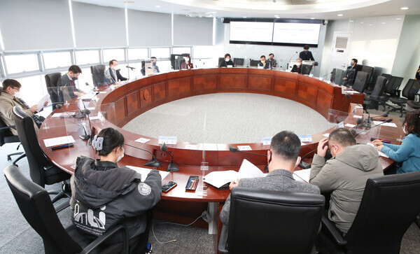27일 진행된 인천대  ‘2022년도 안전보건경영방침 선포식’ 참가자들이 회의를 진행하고 있다. 사진=인천대 제공