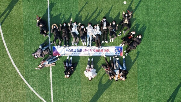 픽스호크 드론 제작 및 자율비행 과정에 참가한 학생들이 직접 비행하는 드론을 이용해 기념사진을 촬영하고 있다. 사진=전북대 제공