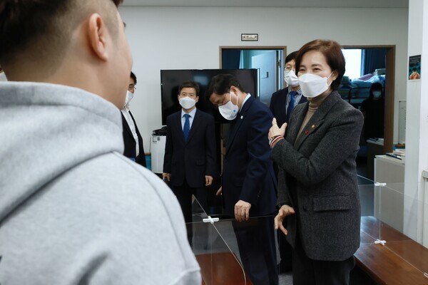 유은혜 부총리 겸 교육부 장관이 경기도 군포 소재 군포하나로남자중장기청소년쉼터를 방문해 청소년들을 격려하고 있다. 사진=교육부 제공