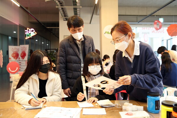 계원예술대가 지역사회 학생들을 대상으로 실시하고 있는 예술체험교육 모습. 사진=계원예술대 제공 