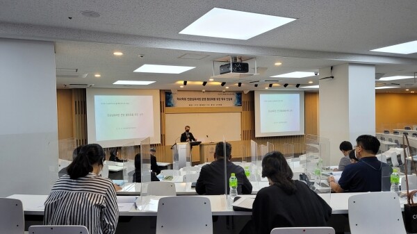 전문대학 학사학위 전공심화과정에 대한 학생들의 만족도가 전반적으로 상승한 것으로 나타났다. 특히 교수자, 최신이론과 실무지식 습득, 직무능력 향상 도움 등에서 높은 만족도를 보였다. 사진은 대림대가 지난해 10월 진행한 전공심화운영 학과 간담회에서 관계자들이 전공심화과정 운영 활성화 방안에 대해 논의하고 있는 모습. 사진=대림대 제공