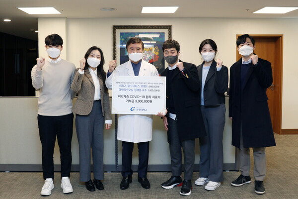 가천대 의과대학 학생들로 구성된 위드닥터스팀이 공모전 수상 상금을 가천대 길병원 김양우 원장에게 전달하고 기념촬영을 하고 있다.