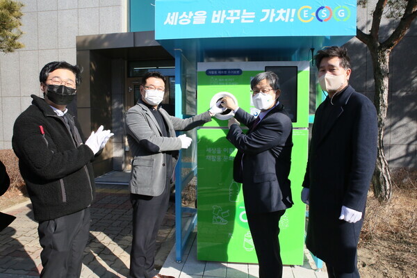 7일 열린 인공지능 순환자원 회수로봇 네프론 기념식에서 이철성(오른쪽 두번째) 건양대 총장과 이규환(왼쪽 두번째) 세븐일레븐  영업개발부문장이 함께 페트병을 투입하고 있다. 사진=건양대 제공