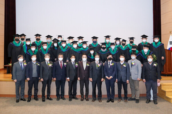  8일 열린 강원대 '2021학년도 제28기 농업최고경영자과정 수료식'에서 학교 관계자와 수료자들이 기념촬영을 하고 있다. 사진=강원대 제공