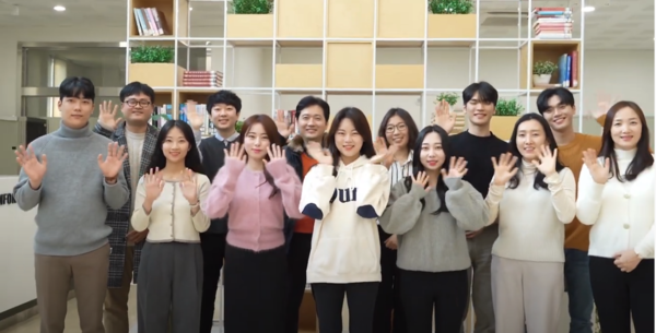 군산대 학생상담센터 관계자들이 환한 표정으로 단체 사진을 찍고 있다. 사진=군산대 제공