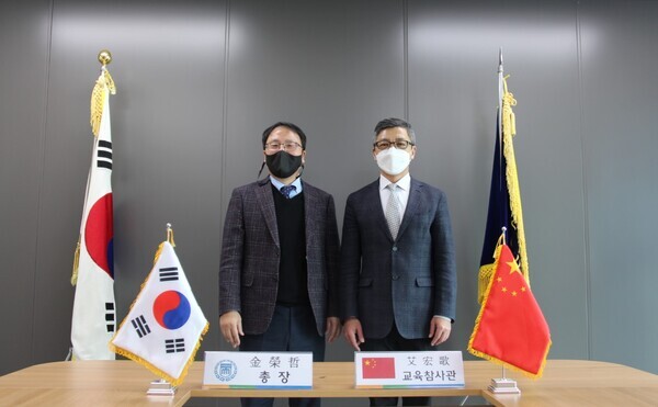 김영철(왼쪽) 서일대 총장과 아이홍거 주한중국대사관 교육 공사가 국제 교류와 학생 교류 확대에 대해 논의를 한 뒤 기념촬영을 하고 있다. 사진=서일대 제공