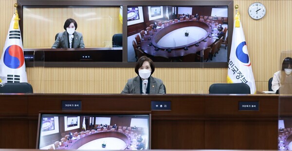 유은혜(가운데) 부총리겸 교육부 장관이 9일 정부서울청사에서 열린 제3차 사회관계장관회의에서 모두발언을 하고 있다. 사진=교육부 제공