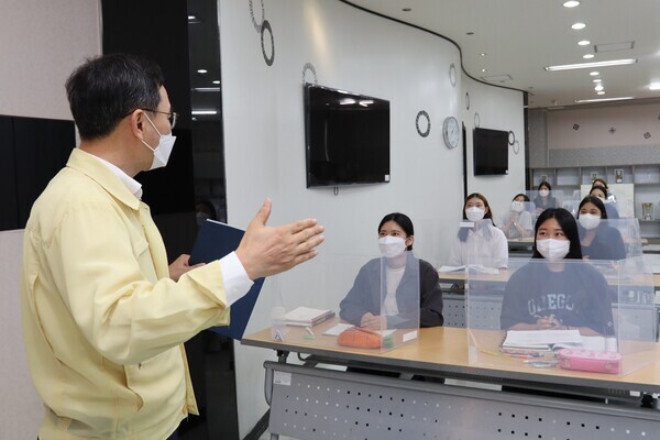 차기 정부의 고등교육 개혁 과제 중 하나로 당‧정‧청 고등교육 정책 수립의 컨트롤타워 역할을 할 청와대 교육수석비서관 직제의 부활 필요성이 제안됐다. 고등교육 재정지원 확대를 기반으로 국공립대 무상등록금, 사립대 반값등록금 정책이 추진돼야 한다는 주장도 나왔다. 사진은 지난 해 8월 구미대 치위생과 대면수업 현장을 찾은 정종철 교육부 차관이 학생들과 대화를 하는 모습. 사진=교육부 제공