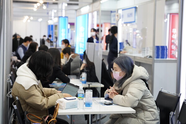 2022 정시 대학입학정보박람회 숭실대학교 상담부스를 찾은 수험생이 대학관계자로부터 입학 상담을 받고 있다. 사진=임지연 기자