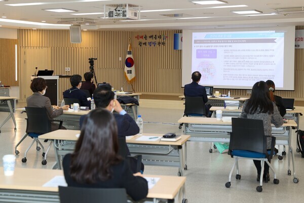 11일 대구시교육청이 진행한 ‘미래형 교육체제 전환에 따른 논·서술형 기반 학교평가 및 대학입시 개선 방안’에서 정책연구 연구진이 