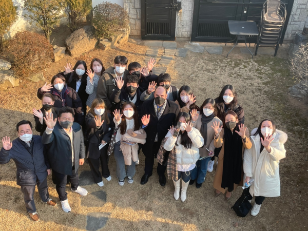 HUFS Freshman Academy 프로그램으로 라트비아 대사관을 방문한 한국외국어대 2022학년도 수시모집 합격생과 아리스 비간츠 주한 라트비아 대사가 프로그램이 끝난 뒤 기념촬영을 하고 있다. 사진=한국외대 제공