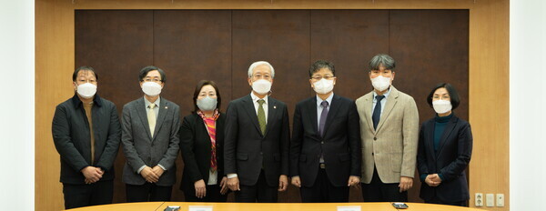 고려사이버대와 고려대 문과대학 관계자들이 업무협력 협약을 체결하고 기념촬영을 하고 있다. 사진=고려사이버대 제공