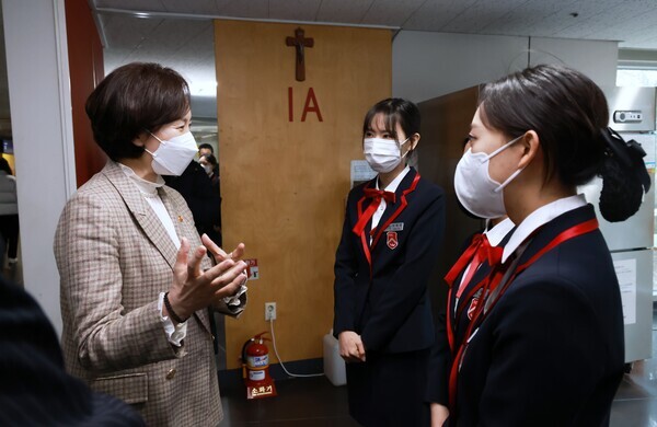 유은혜(왼쪽) 부총리가 서강대 기숙사에서 학생들과 대화를 나누고 있다. 사진=교육부 제공