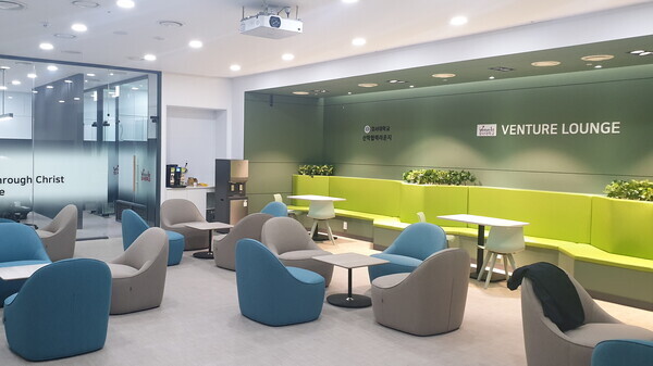 호서대학교는 23일 천안 와이몰 2층 호서대 산학협력라운지에서 ‘2022년 상반기 DB(Discovery business) 매칭데이’를 연다. 사진은 호서대가 KTX천안아산역 인근에 구축한 호서대 산학협력 라운지 내부 모습. 사진=호서대 제공