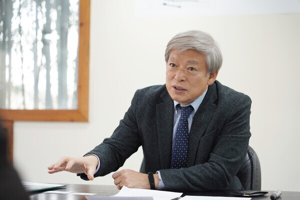 염재호 태재대학 설립위원장이 “태재대학은 국제 정세 위기 등에 대응할 수 있는 다양성과 조화의 가치를 갖춘 글로벌 리더를 양성할 것”이라고 설명하고 있다. 사진=대학저널DB