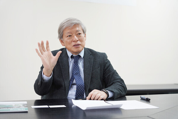 염 위원장이 “세분화·심화된 전공은 대학원에 맡기고, 대학 학부에서는 문제 해결능력과 창의적 사고력을 키우는 것에 중점을 둘 때”라며 “코로나19로 교육 대전환이 일어나는 시기에 우리나라에서도 새로운 시도들이 많이 나왔으면 한다”고 말하고 있다.