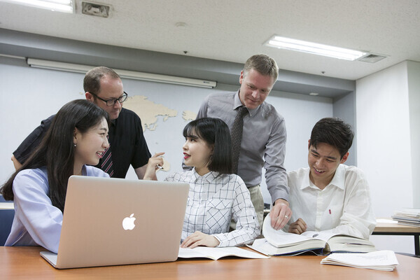 경일대 학생들이 원어민 교수들과 토론을 하고 있다. 사진=경일대 제공 