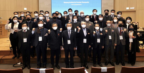 지난 16일 진행된 한양 맞춤의약연구원 개원식에 참여한 관계자들이 기념사진을 촬영하고 있다. 사진=한양대 제공 