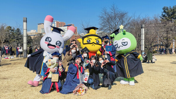 17일 서울과기대를 졸업한 학생들이 교정에서 학교 캐릭터와 함께 기념사진을 촬영하고 있다.
