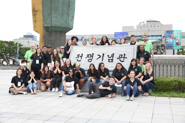 한남대 외국인 유학생들이 국제교류 KSSP프로그램의 일환으로 전쟁기념관을 방문한 뒤 기념촬영을 하고 있다. 사진=한남대 제공 