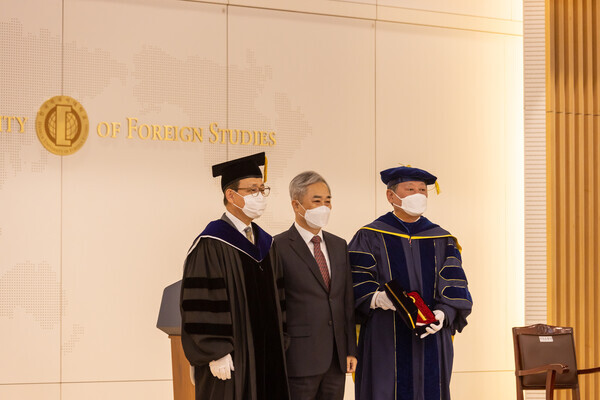 22일 박정운 한국외대 제12대 총장이 취임했다. 사진은 이날 이임한 김인철(왼쪽) 11대 총장과