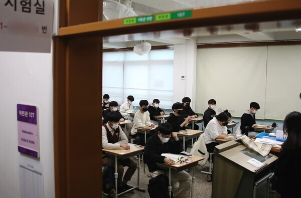 교육부가 대학수학능력시험의 출제와 검토, 이의심사 제도를 대폭 개선한다. 소위 ‘킬러’ 문항의 완결성을 높이기 위해 고난도문항 검토단을 별도 구성하고 기존 검토절차에 더해 영역·과목별 고난도 문항 검토단계를 추가한다. 사진은 광주 광덕고에서 치러진 2022학년도 대학수학능력시험 모습. 사진=광주시교육청 제공