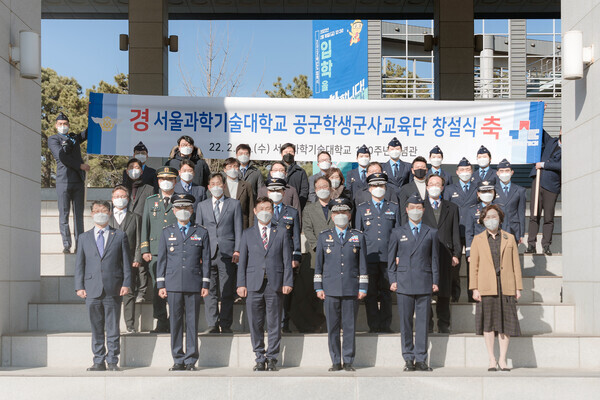 (앞줄 왼쪽부터) 김성환 서울과힉대 교육부총장, 이선두 공군 학군단장, 이동훈 총장, 박웅 교육사 사령관, 윤태훈 후보생, 박미정 연구기획부총장. 사진=서울과기대 제공