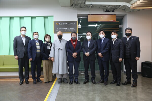 (왼쪽 네 번째부터)동국대 기획부총장 종호스님, 윤성이 총장, 김정도 KB동국회장 등 KB동국회 라운지 개관식에서 참석자들이 기념촬영을 하고 있다. 사진=동국대 제공