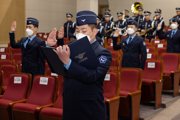 경상국립대 공군 학군단 후보생들이 입단 선서를 하고 있다. 사진=경상국립대 제공