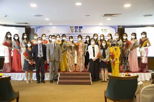 '한국-캄보디아 헤어&뷰티 여성 종사자 ICT-기반 직업훈련사업' 졸업식 단체사진. 사진=건양사이버대 제공