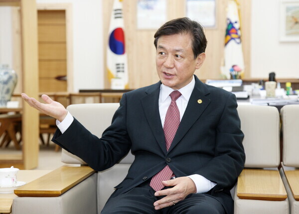 김병우 교육감이 “배움이 즐거운 학생과 열정이 가득한 선생님의 교육적 만남이 살아있는 학교를 만들고자 최선을 다한 8년이었다”며 소회를 밝히고 있다. 사진=충청북도교육청 제공