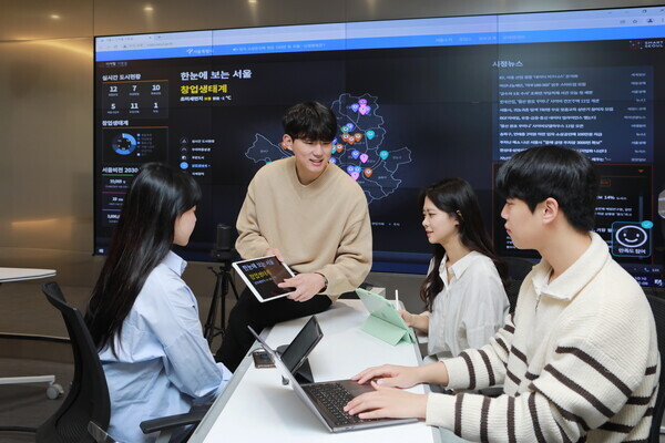 서울시립대 학생들이 도시과학빅데이터‧·‧AI연구소에서 창업 관련 서울시 데이터를 분석하는 수업을 하고 있다. 사진=대학저널 DB