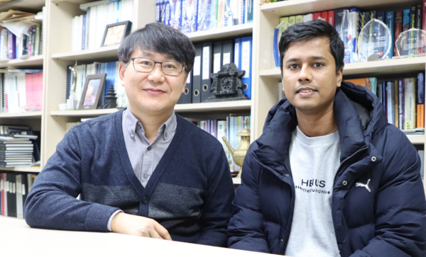  탄소나노섬유 기반 전자타투 센서를 개발한 광운대 박재영(좌) 교수와 샤리프자만 박사과정생. 사진=광운대 제공