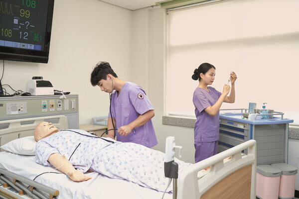 한국교통대 간호학과 학생들이 실습수업을 하고 있다. 사진=한국교통대 제공