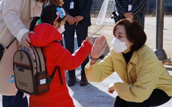 유은혜 부총리 겸 교육부 장관이 세종시 집현초를 방문해 등교하는 초등학생을 맞이하고 있다. 사진=교육부 제공