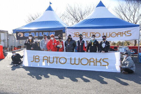 지난달 26~27일 열린 아주자동차대 'JB오토웍스 맥스파워 짐카나 페스티벌' 수상자들이 기념촬영을 하고 있다. 사진=아주자동차대 제공