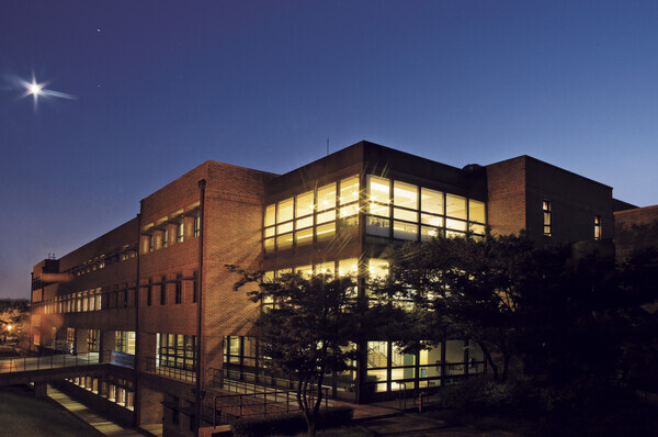 덕성여대 인문사회관 야경. 사진=덕성여대 제공