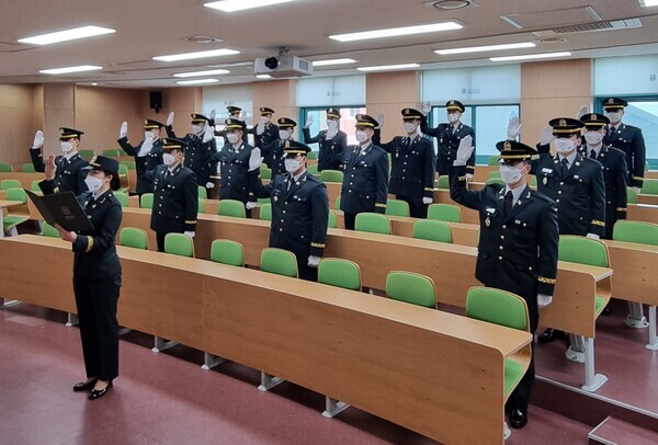 4일 진행된 경동대 60기 학군장교 임관식에서 선서를 하고 있는 임관 장교들. 사진=경동대 제공