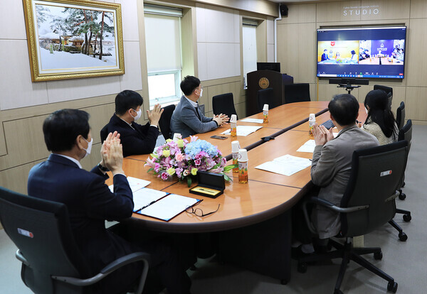 지난 4일 한남대 이광섭 총장과 베트남 반랑대 짠티미지에우 총장이 실시간 온라인을 통해 복수학위 조인식(MOA)을 열고 협약을 맺고 있다. 사진=한남대 제공