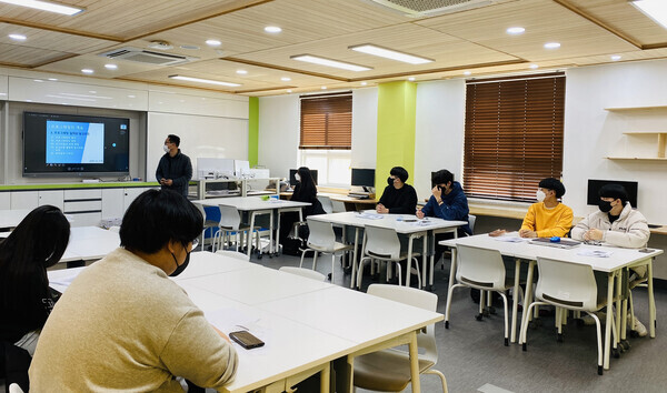 경남대 스마트제조ICT사업단이 인공지능 관련 고교학점제 교과목 수업을 진행하고 있다. 사진=경남대 제공