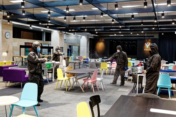 대학의 1학기 개강이 본격화된 3월 첫 주 대학생 신종 코로나바이러스 감염증(코로나19) 확진자는 6618명으로 집계됐다. 사진은 개강을 앞두고 서울의 한 대학이 학교 건물 방역을 진행하고 있는 모습. 