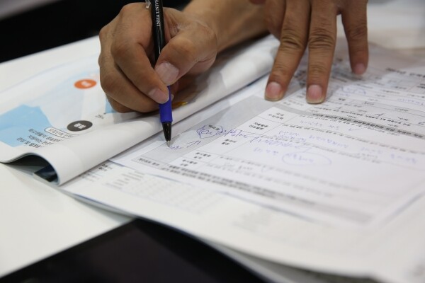 2020 대입 박람회에 참가한 학생이 학생부종합전형 조건을 확인하고 있다. 사진=대학저널DB