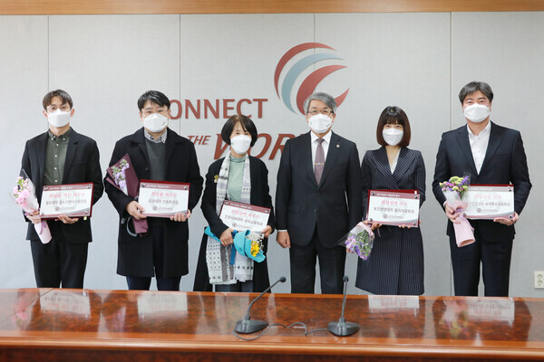 취업률 및 취업실적 우수학과와 유공자들이 시상식 후 한 자리에 모여 기념촬영하고 있다. 사진=한국교통대 제공