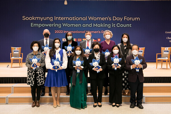 장윤금 총장과 각국 대사들이 8일 세계 여성의 날을 맞아 열린 '제1회 숙명 세계 여성의 날 포럼'에 참석해 기념사진을 찍고 있다. 사진=숙명여대 제공