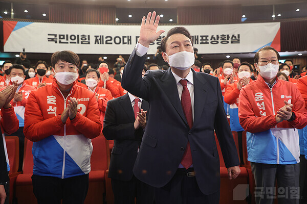 3월9일 대통령 선거 개표상황실에 도착한 윤석열 제20대 대한민국 대통령 당선인이 이준석 당 대표와 안철수 국민의당 대표 및 지도부와 당원들로부터 축하를 받고 있다. 사진=국민의 힘 홈페이지 제공