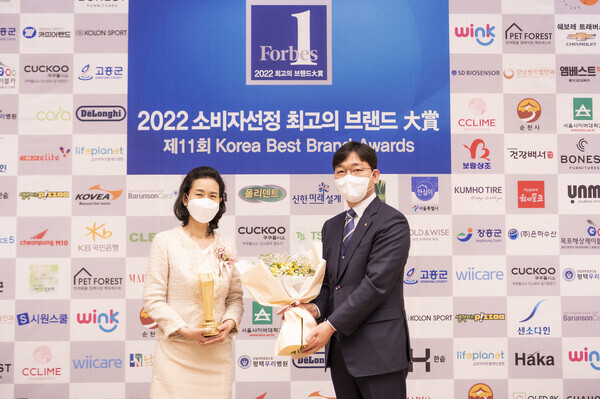 강인(왼쪽) 서울사이버대 총장과 구국모 대외협력부총장이 2022 소비자선정 최고의 브랜드 대상 수상 후 기념 촬영을 하고 있다. 사진=서울사이버대 제공